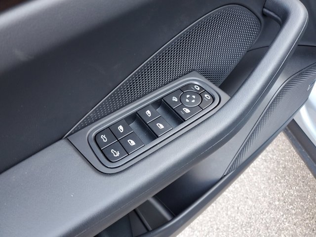 Used 2025 Porsche Macan Electric image 25