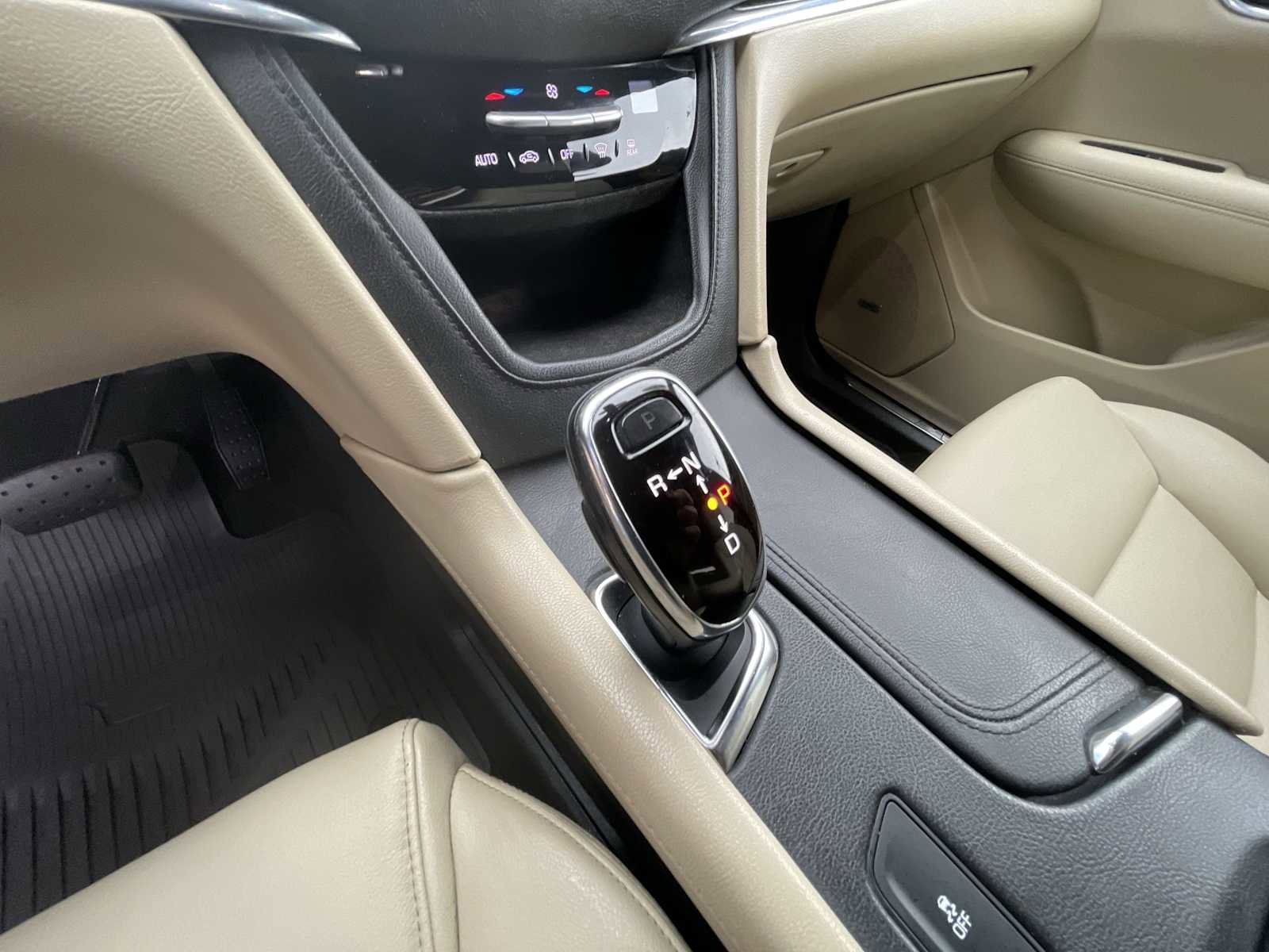 Certified 2017 Cadillac XT5 FWD image 15