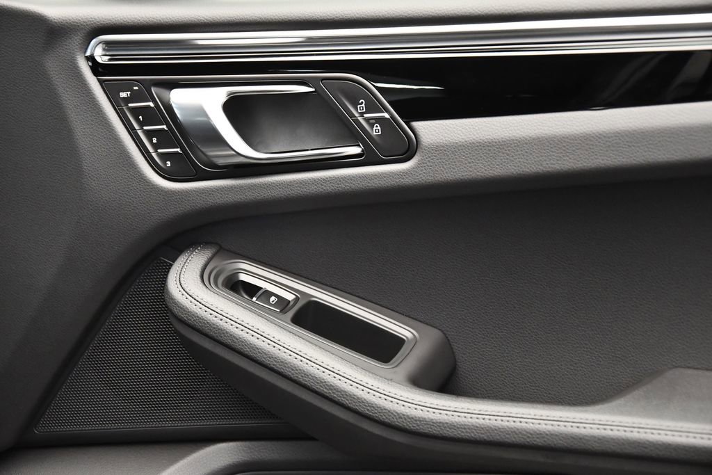 Used 2025 Porsche Macan image 47