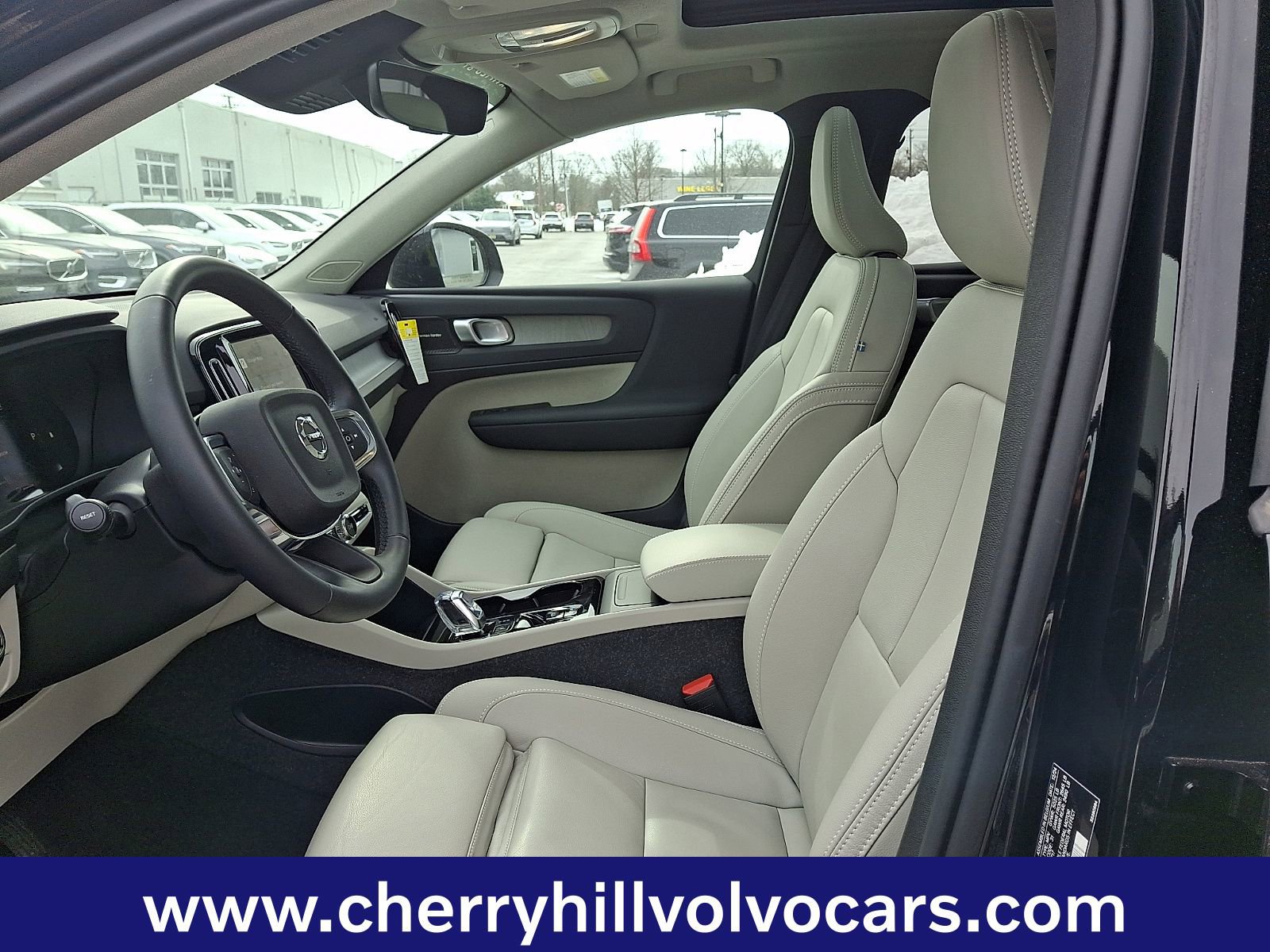 Certified 2025 Volvo XC40 B5 Ultra w/ Climate Package image 14