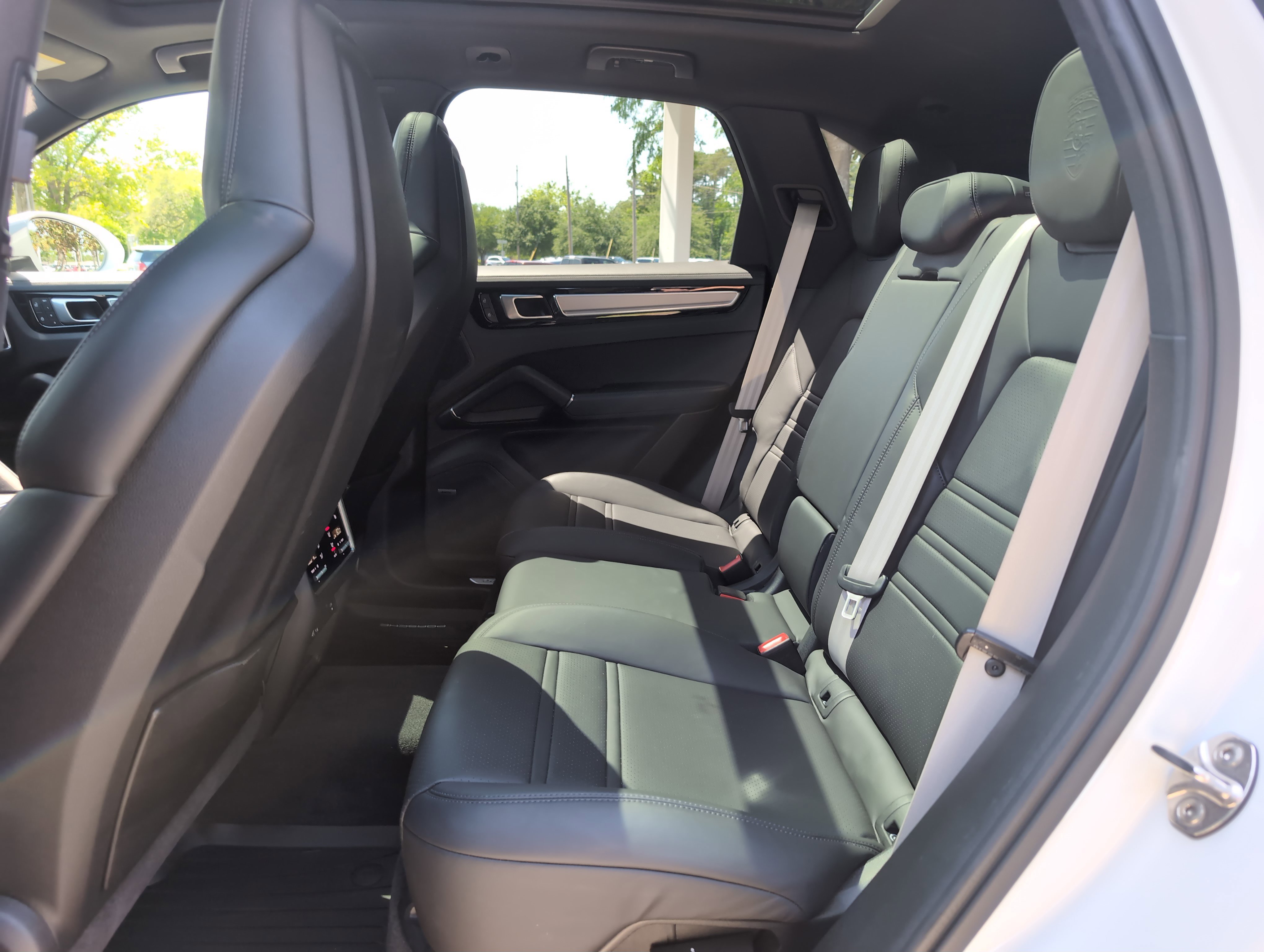 Used 2023 Porsche Cayenne Platinum Edition AWD/4WD image 32