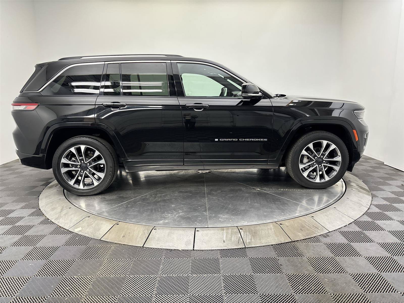 Used 2022 Jeep Grand Cherokee Overland AWD/4WD image 17