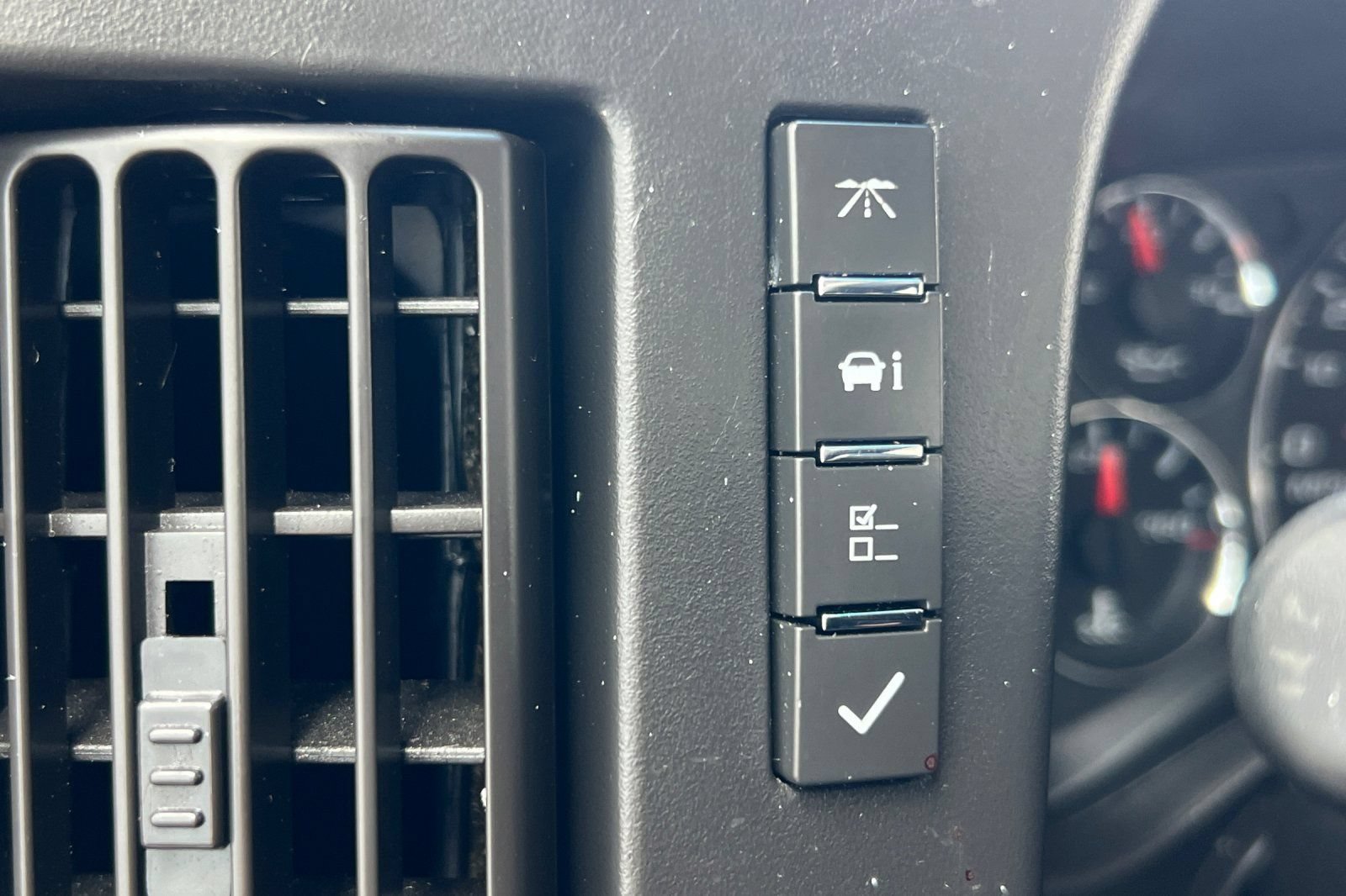 Used 2015 Chevrolet Express 4500 RWD image 35