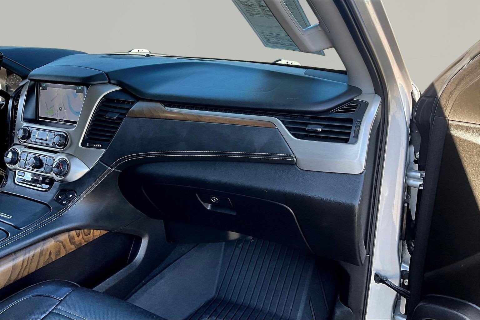 Used 2020 GMC Yukon Denali w/ Denali Premium Package image 27