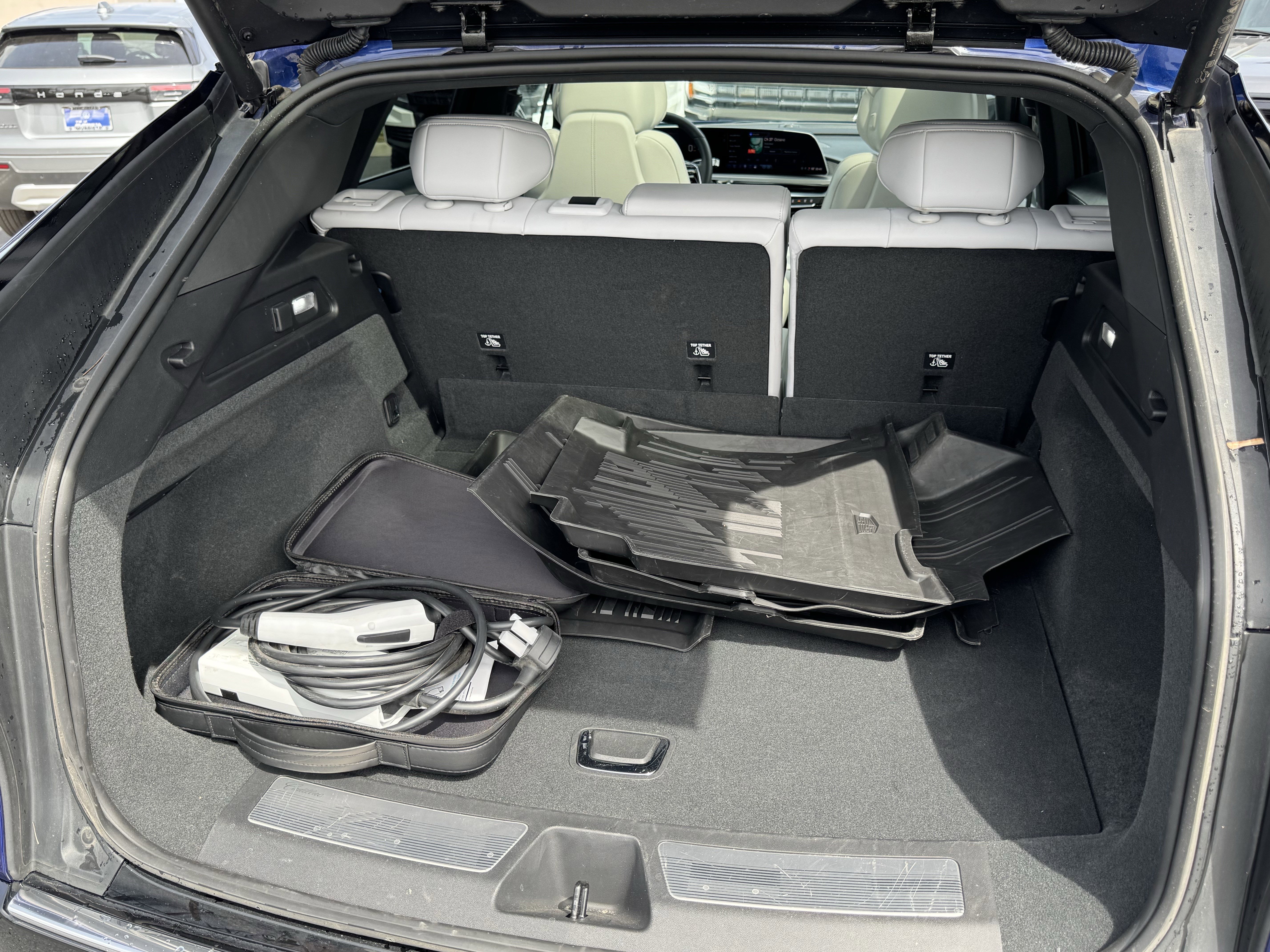 Used 2024 Cadillac Lyriq Luxury AWD/4WD image 38