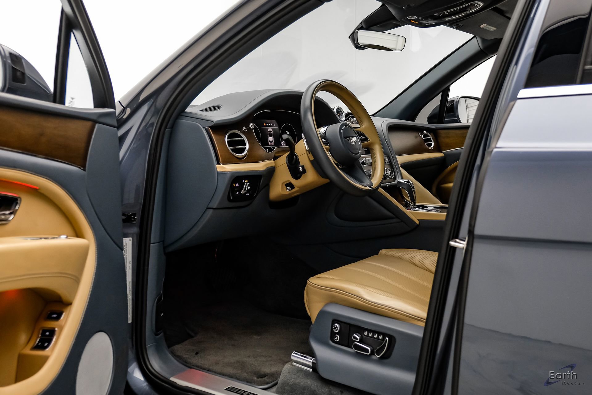 Used 2023 Bentley Bentayga Extended Wheelbase AWD/4WD image 33