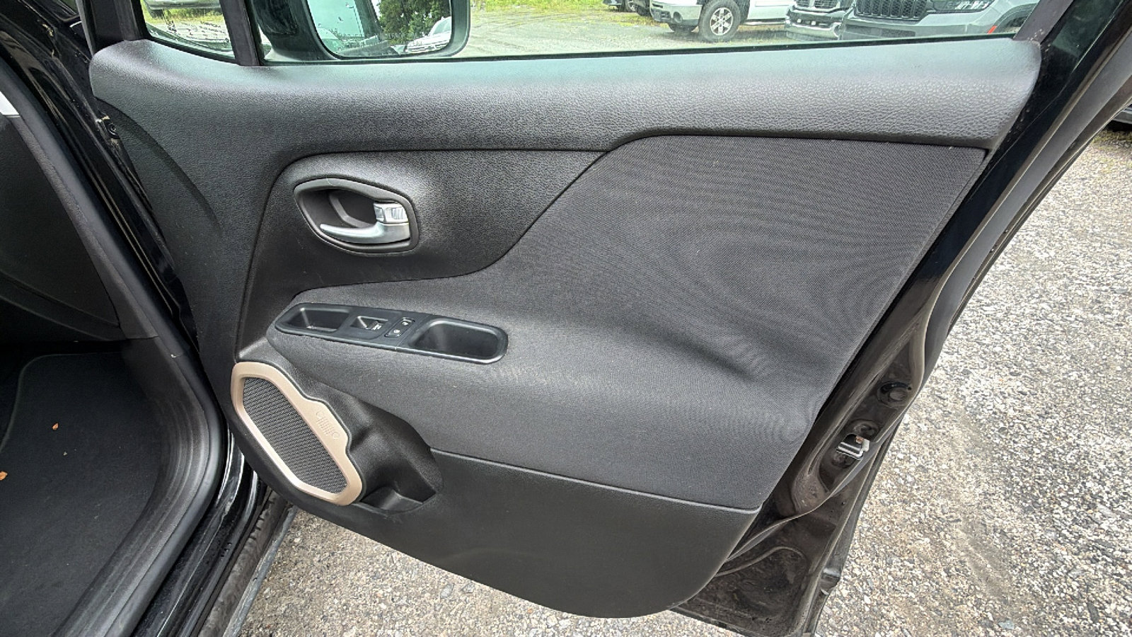 Used 2017 Jeep Renegade Latitude AWD/4WD image 18