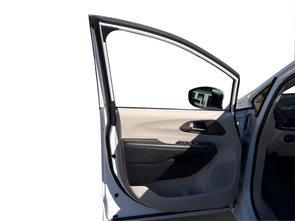 Used 2023 Chrysler Voyager LX image 20