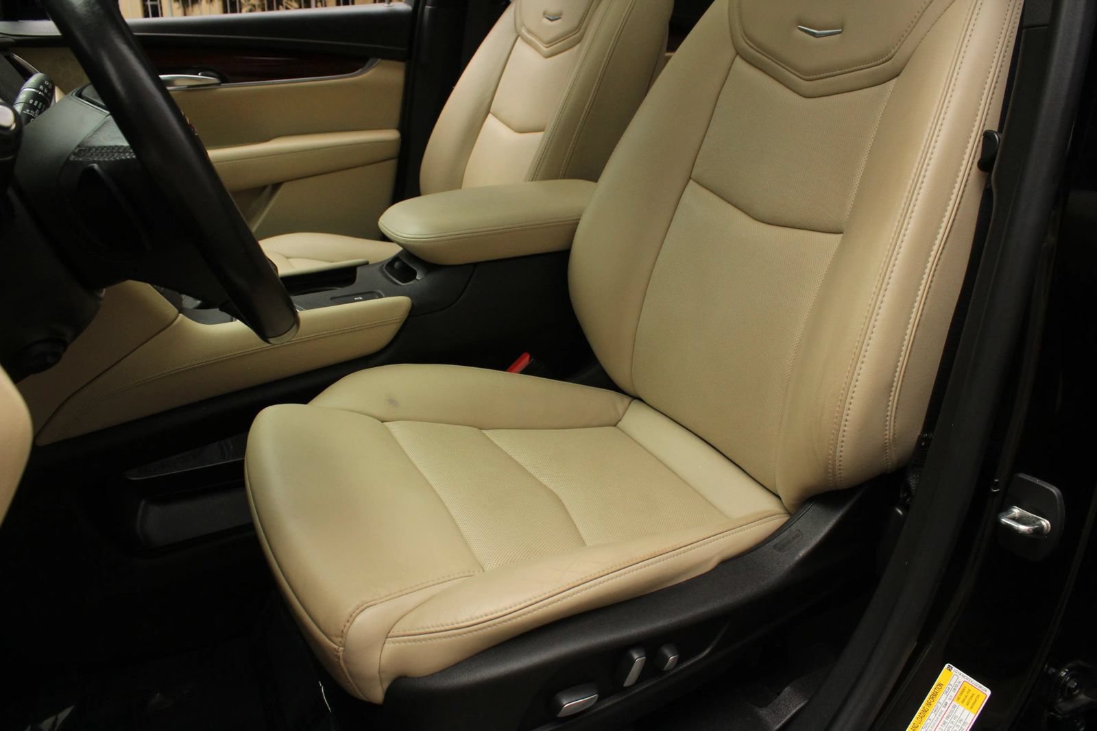 Used 2018 Cadillac XT5 Luxury w/ Driver Awareness Package FWD image 16