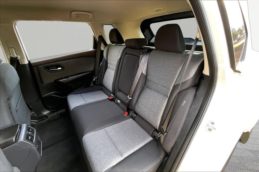 Used 2022 Nissan Rogue SV AWD/4WD image 19