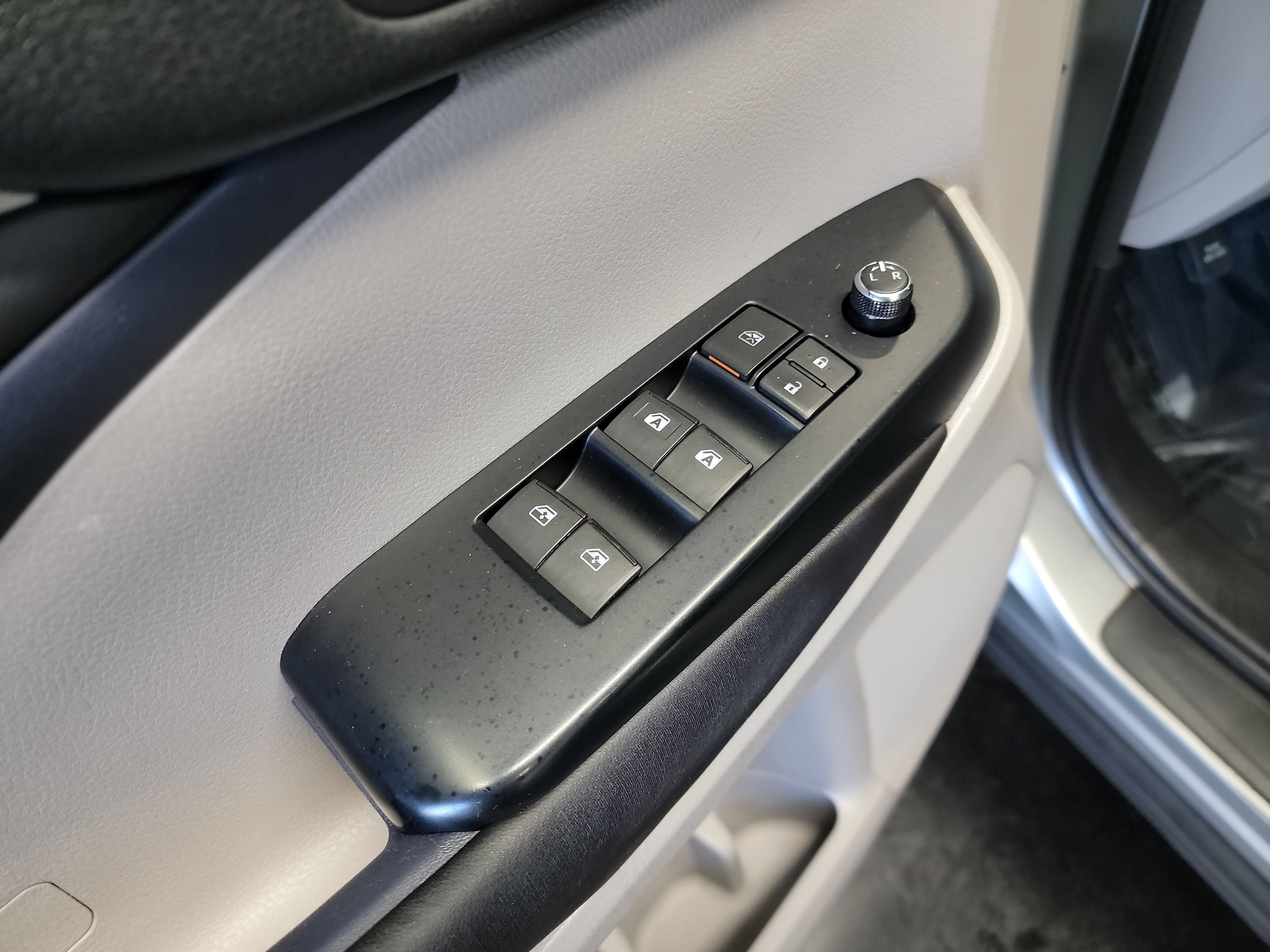Used 2017 Toyota Highlander XLE w/ Carpet Mat Package AWD/4WD image 14