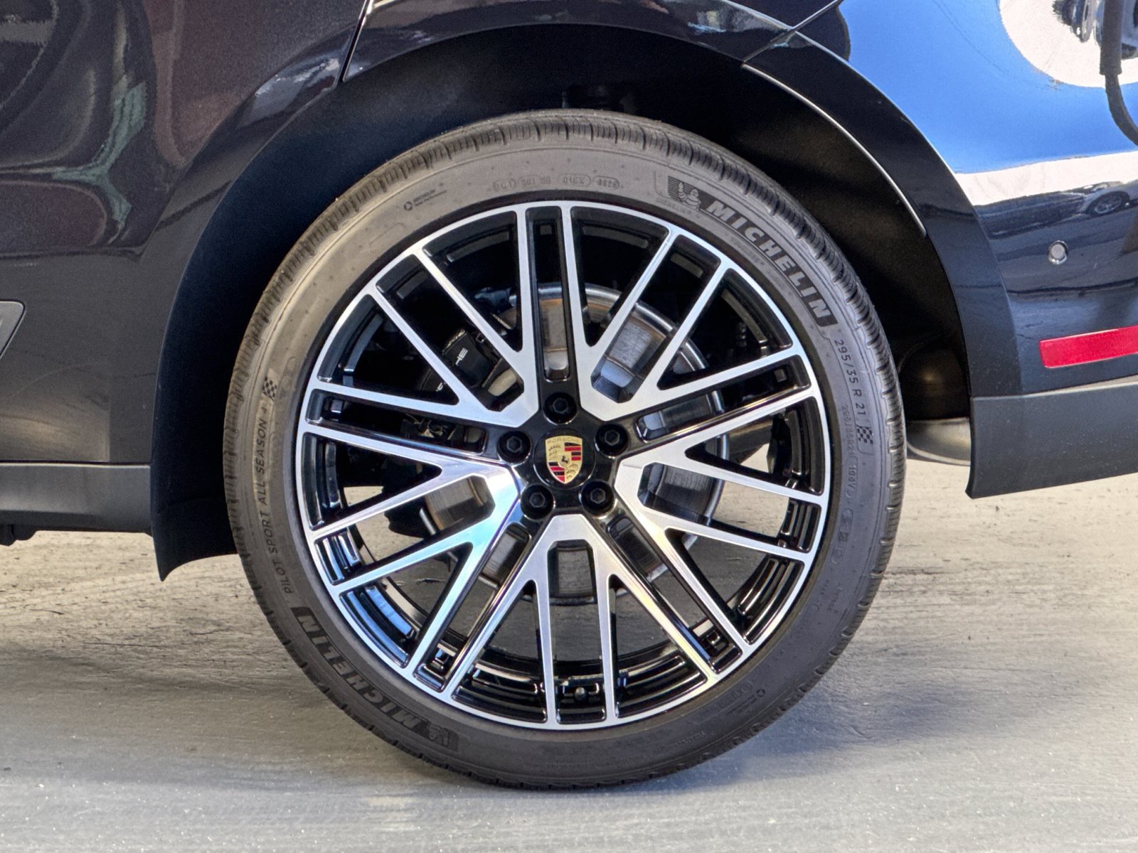 Certified 2025 Porsche Macan AWD/4WD image 34