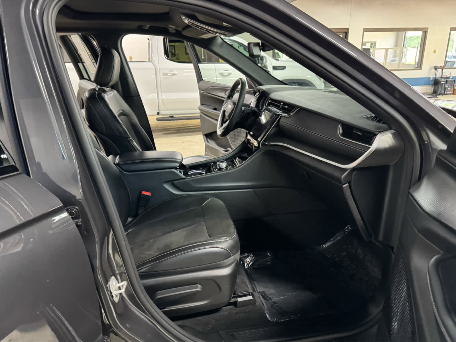 Used 2023 Jeep Grand Cherokee Altitude image 10