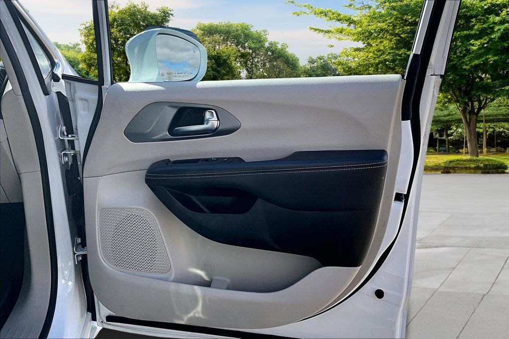 Used 2022 Chrysler Pacifica Touring-L w/ Uconnect Theater Family Group image 23