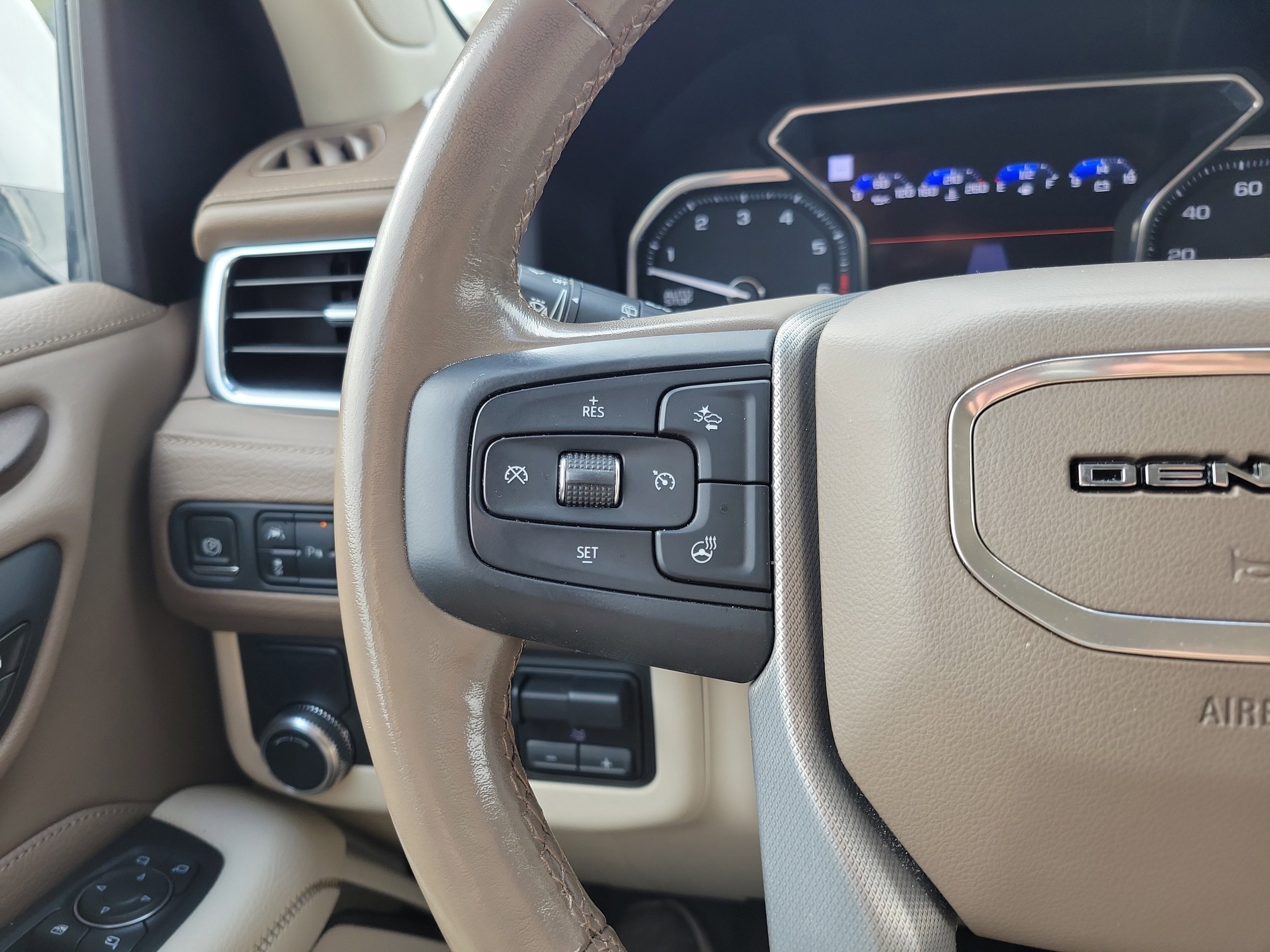 Used 2021 GMC Yukon Denali w/ Denali Premium Package image 12