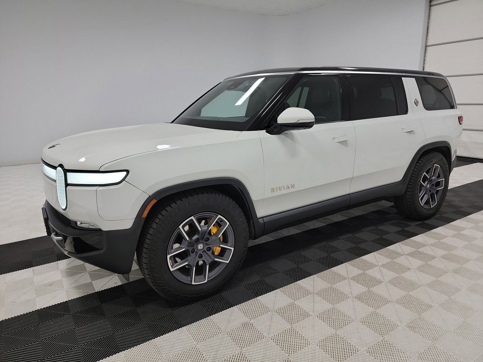 Used 2024 Rivian R1S Adventure image 1