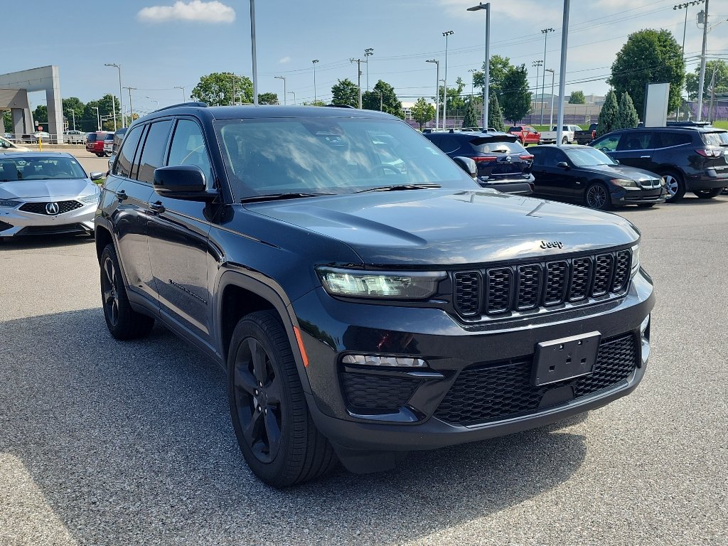 Used 2023 Jeep Grand Cherokee Limited w/ Black Appearance Package AWD/4WD image 9