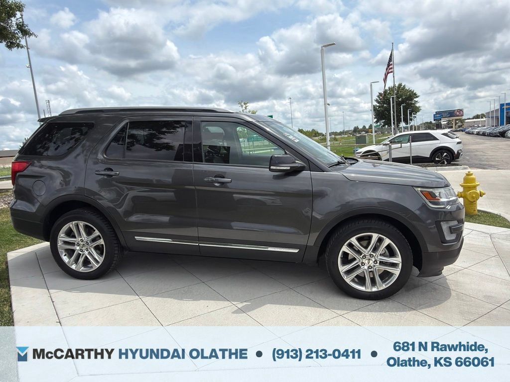 Used 2017 Ford Explorer XLT w/ Equipment Group 202A AWD/4WD image 17
