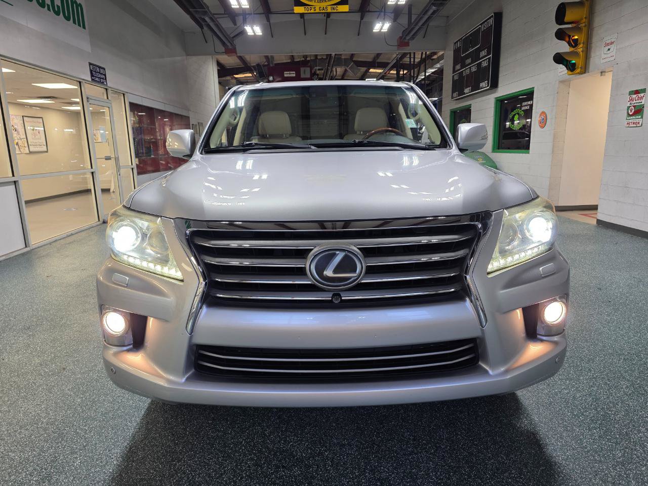 Used 2013 Lexus LX 570 4WD w/ Luxury Pkg w/Pre-crash image 3
