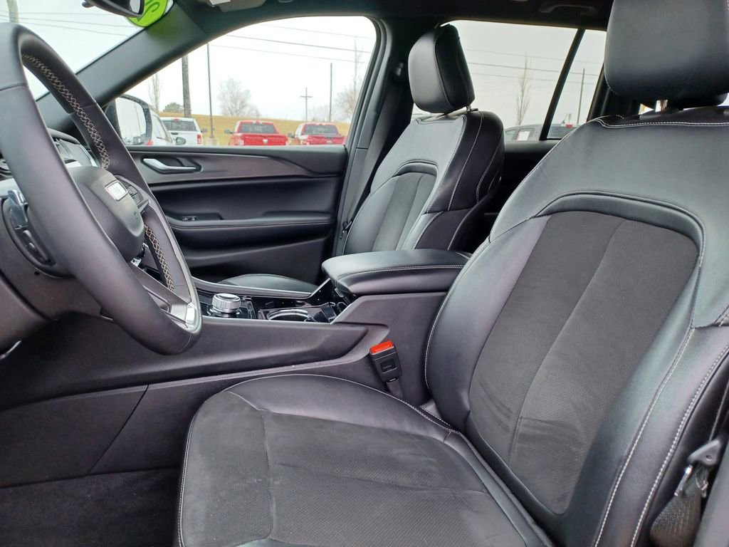 Used 2023 Jeep Grand Cherokee Altitude AWD/4WD image 10