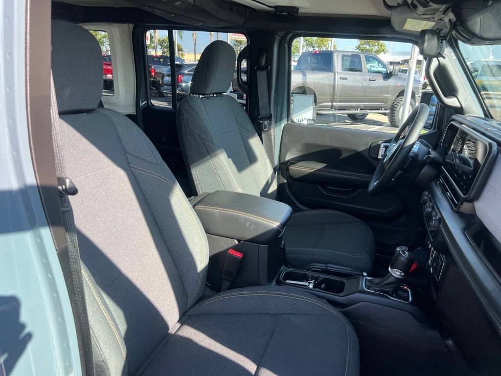 Used 2025 Jeep Wrangler Unlimited Sahara AWD/4WD image 28