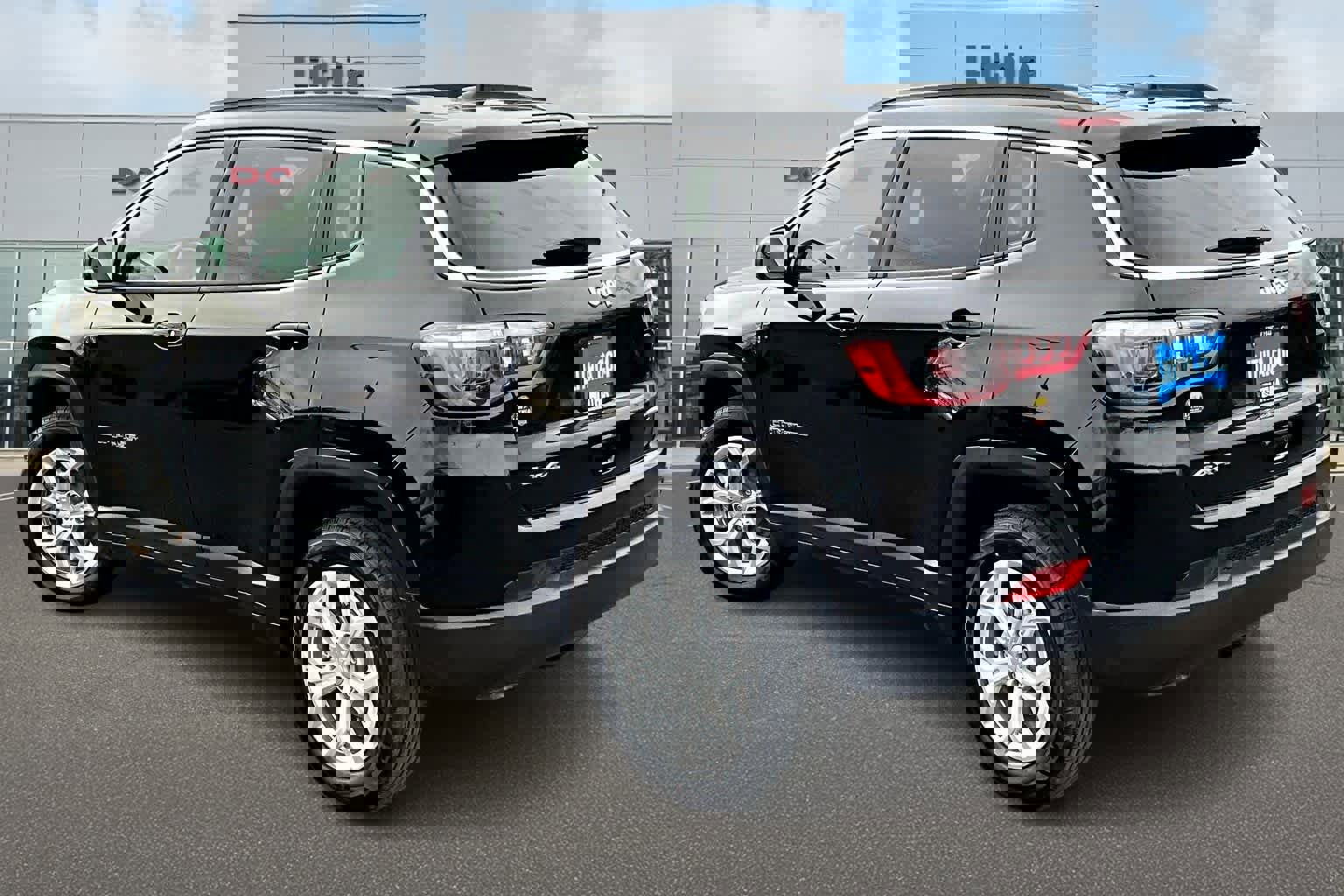 Used 2024 Jeep Compass Latitude image 4