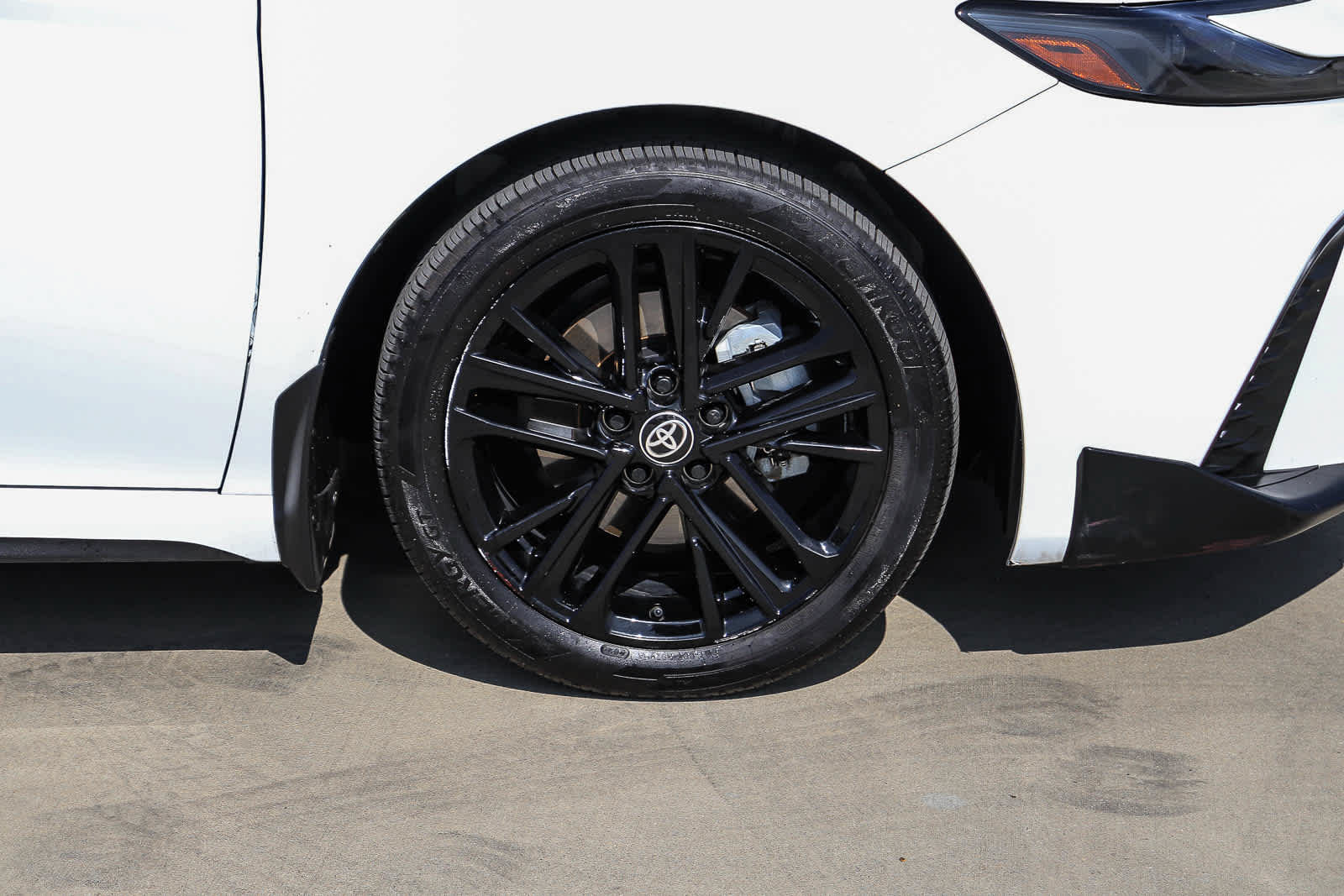 Used 2025 Toyota Camry SE FWD image 9