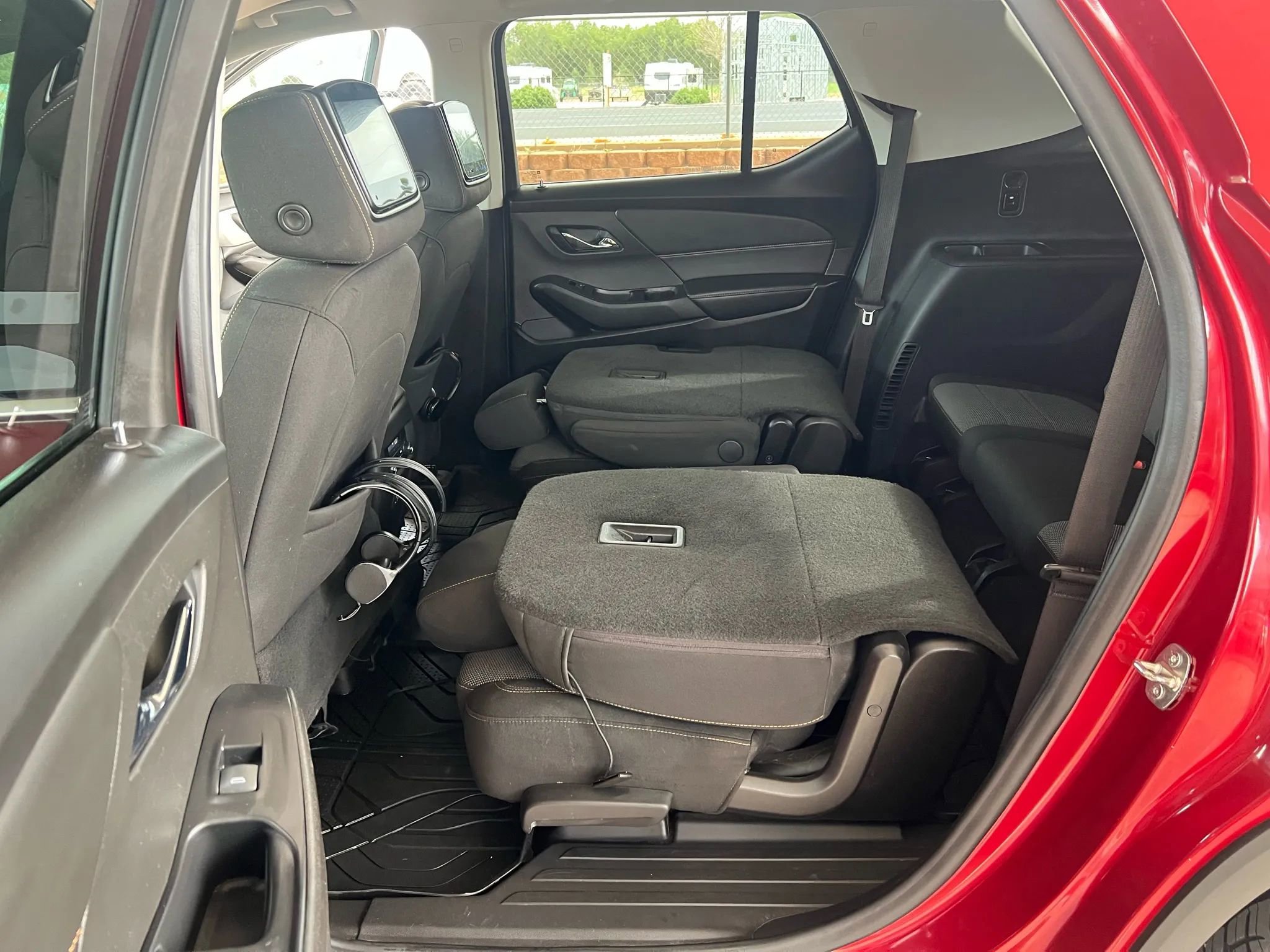 Used 2021 Chevrolet Traverse LT image 39