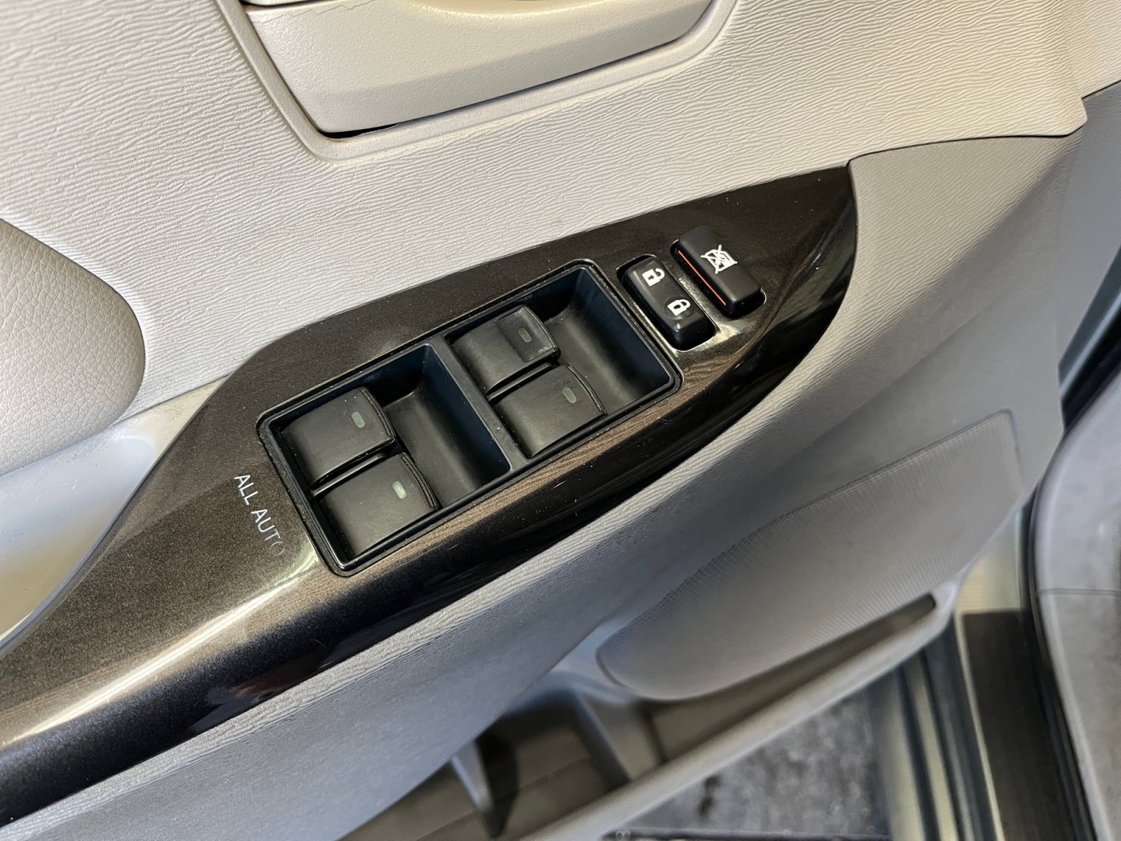 Used 2013 Toyota Sienna LE w/ Towing Pkg FWD image 13