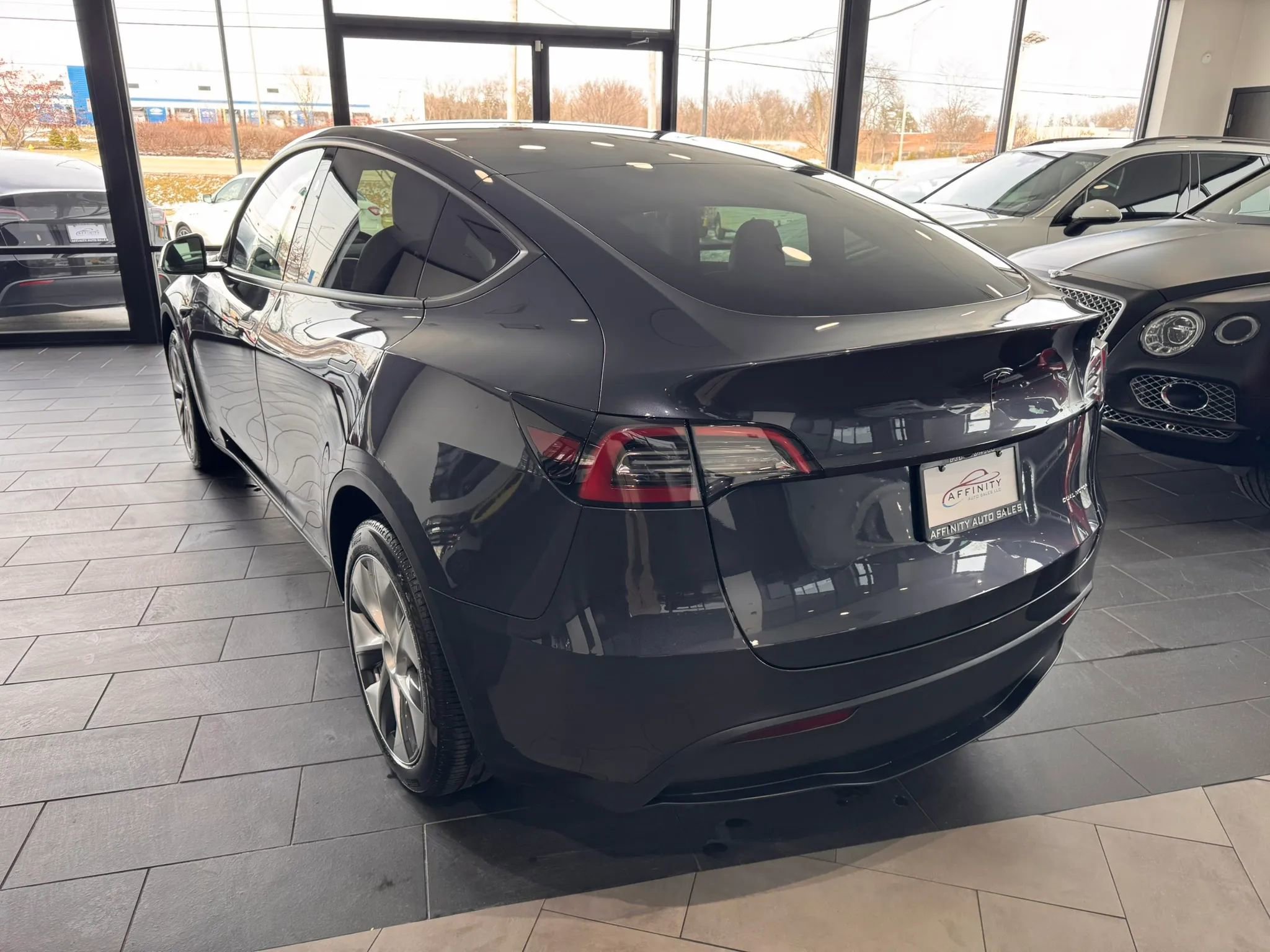 Used 2024 Tesla Model Y Long Range AWD/4WD image 3