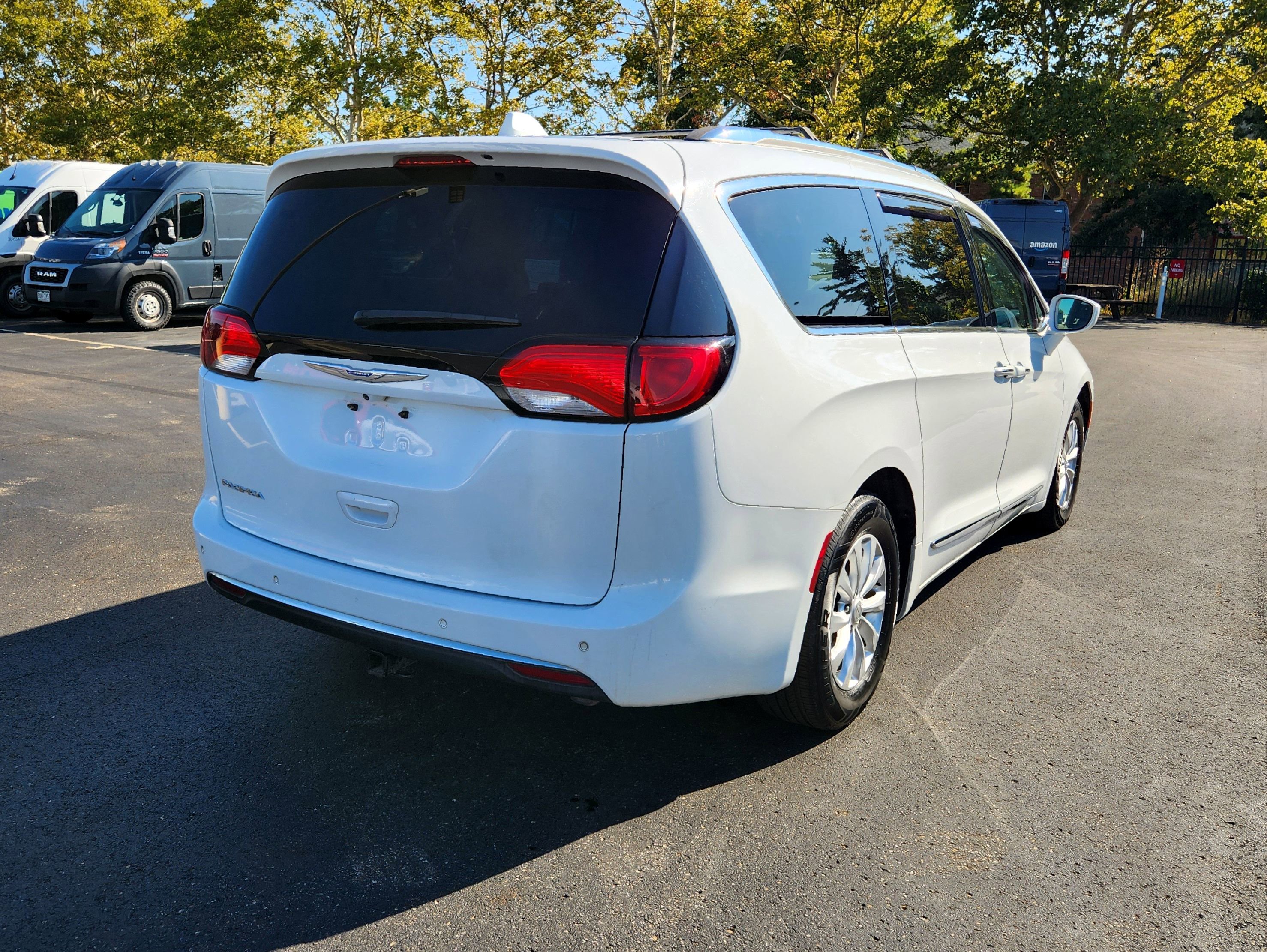 Used 2018 Chrysler Pacifica Touring-L image 8
