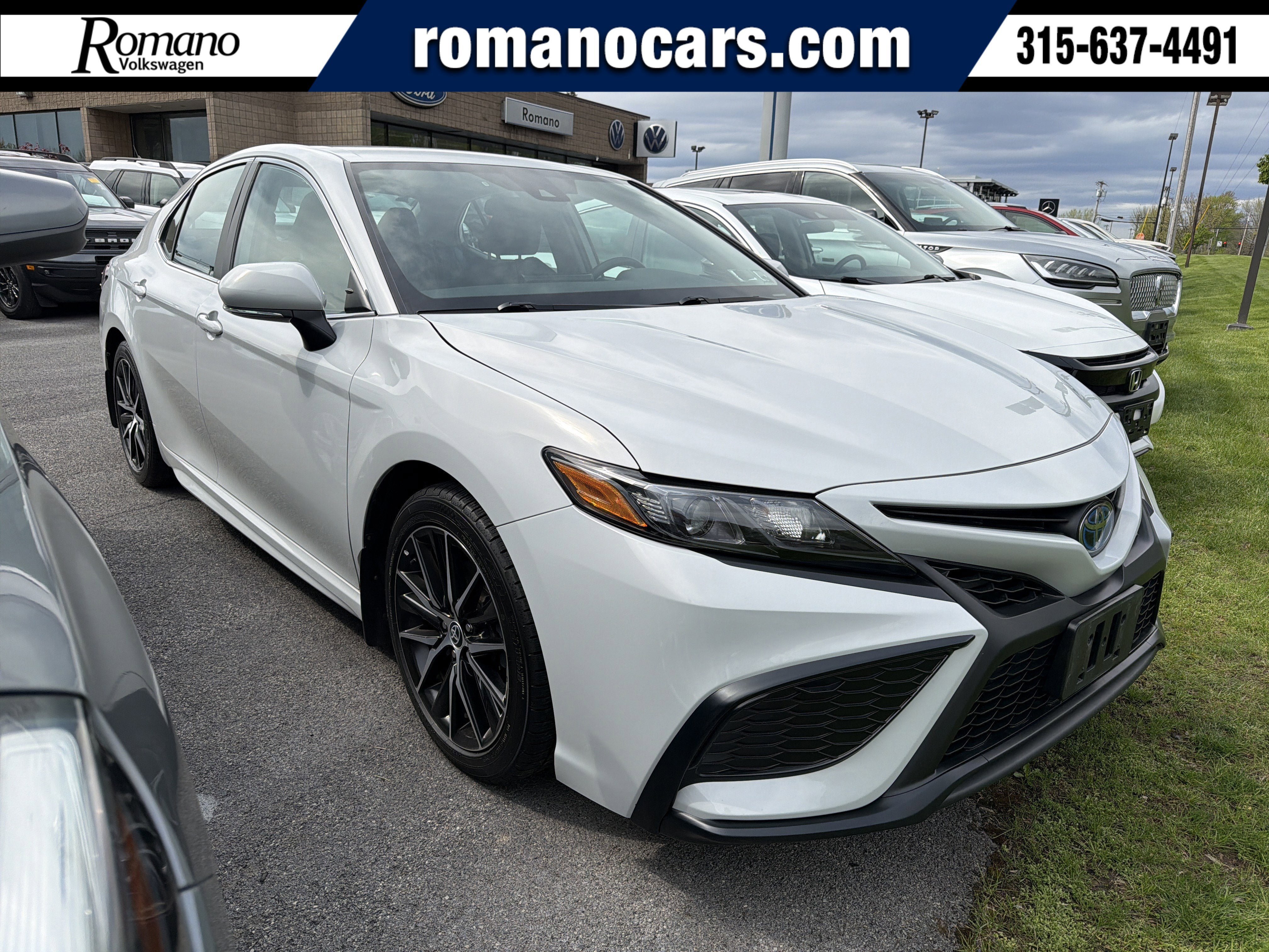 Used 2023 Toyota Camry SE w/ Cold Weather Package FWD image 1