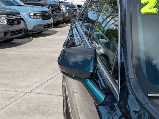 Used 2024 Cadillac XT4 Premium Luxury image 10