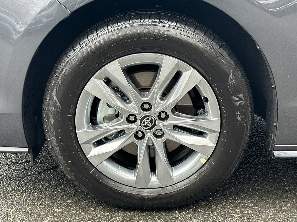 Used 2025 Toyota Sienna Limited image 12