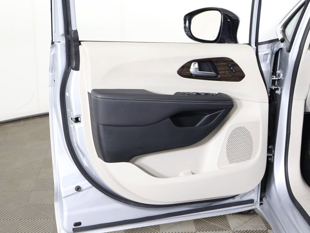 Used 2024 Chrysler Pacifica Limited image 28