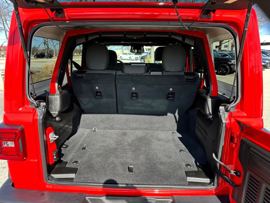 Used 2025 Jeep Wrangler Unlimited Sahara image 11