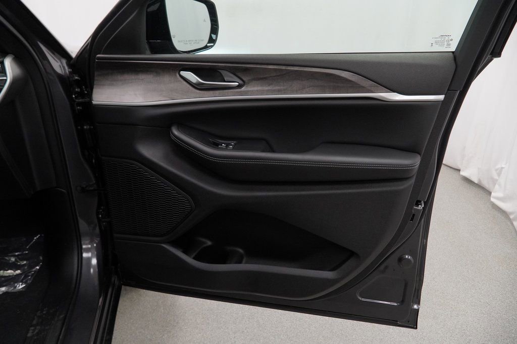 New 2025 Jeep Grand Cherokee L Limited image 36