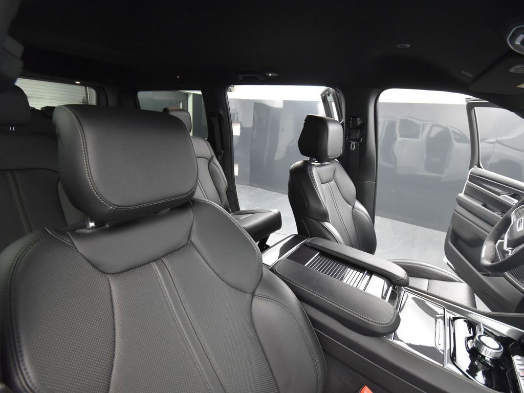 Used 2024 Jeep Wagoneer 4WD w/ Convenience Group I image 17