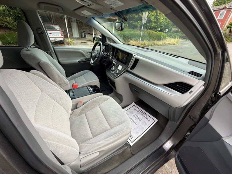 Used 2016 Toyota Sienna LE FWD image 9