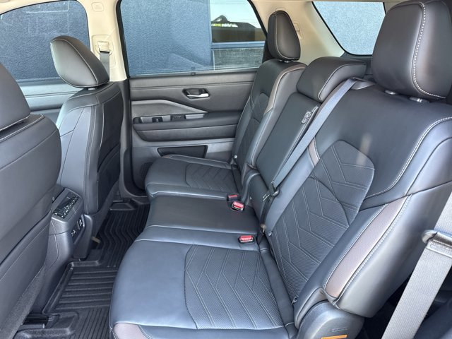 Certified 2025 Nissan Pathfinder Platinum w/ Cargo Package FWD image 6