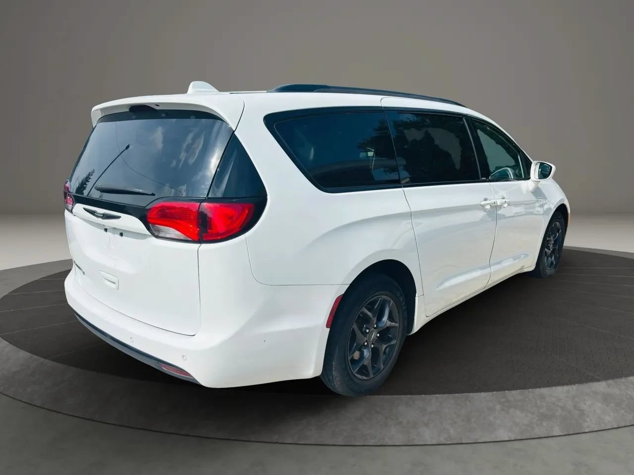 Used 2019 Chrysler Pacifica Touring-L Plus w/ S Appearance Package FWD image 5