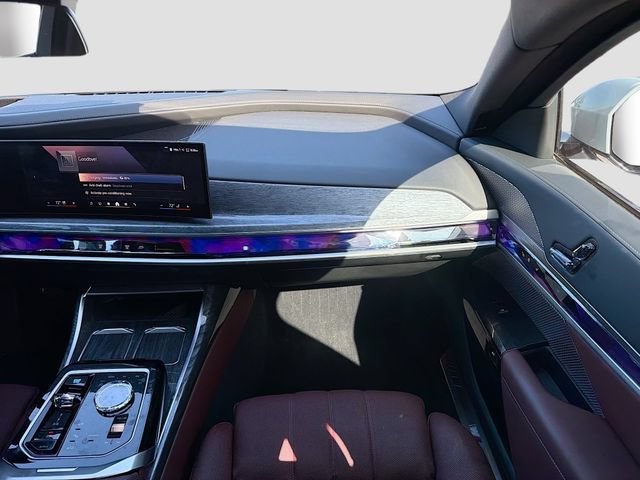 Used 2025 BMW i7 xDrive60 AWD/4WD image 18