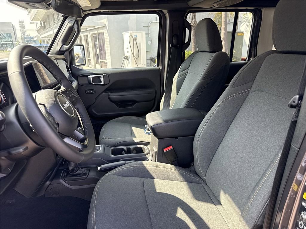 Used 2025 Jeep Wrangler Unlimited Sport AWD/4WD image 17