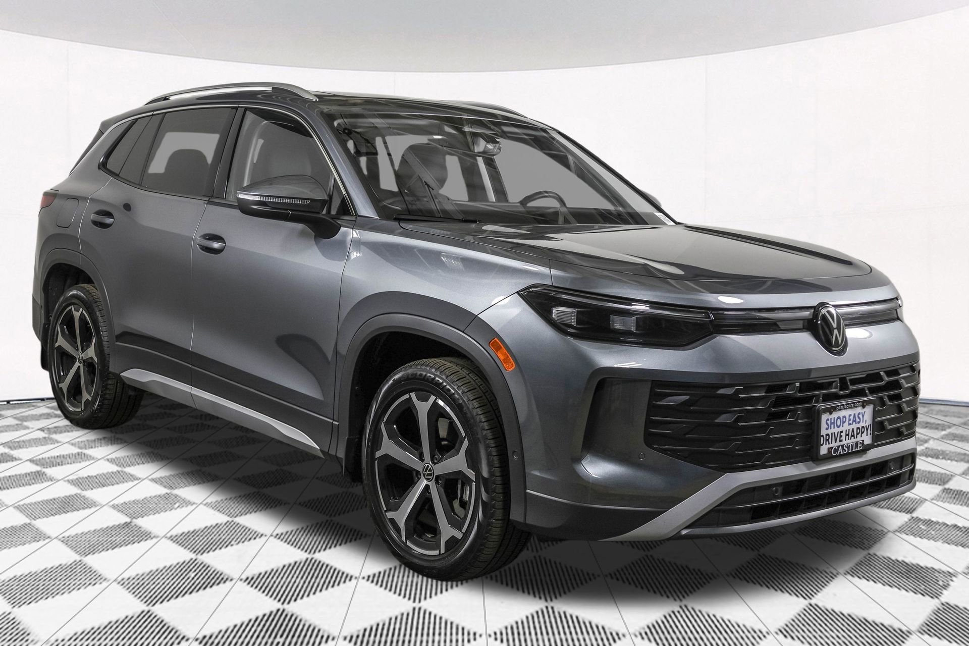 Used 2025 Volkswagen Tiguan SE w/ Panoramic Sunroof Package image 11