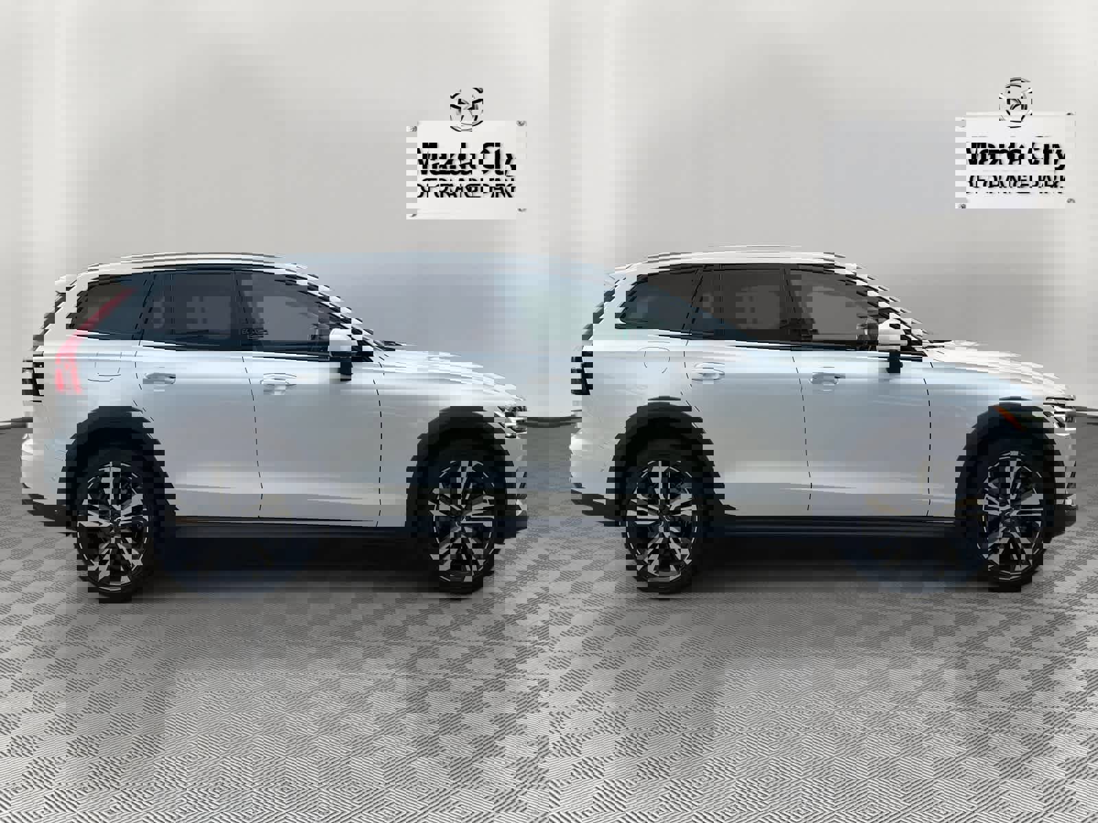 Used 2023 Volvo V60 B5 Cross Country Plus image 2