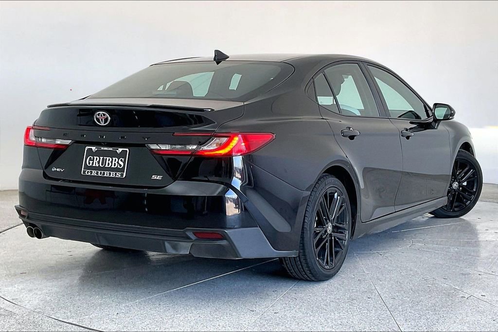 Used 2025 Toyota Camry SE image 2
