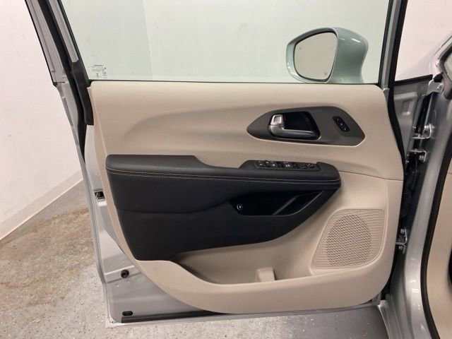 Used 2022 Chrysler Pacifica Touring-L image 21