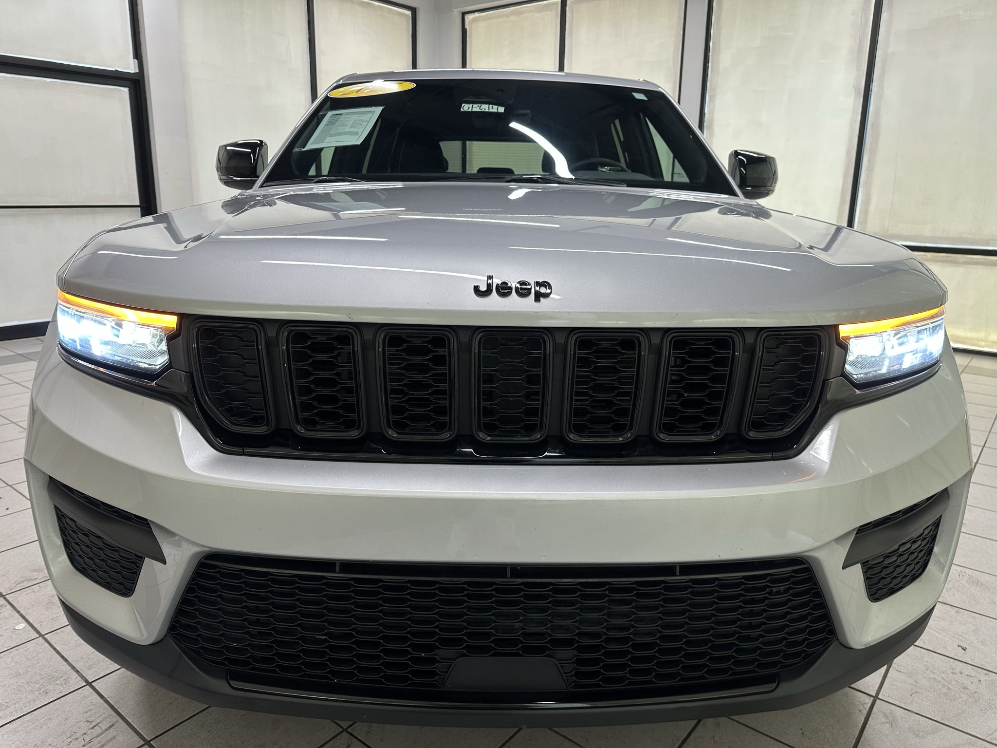 Used 2025 Jeep Grand Cherokee Altitude AWD/4WD image 13
