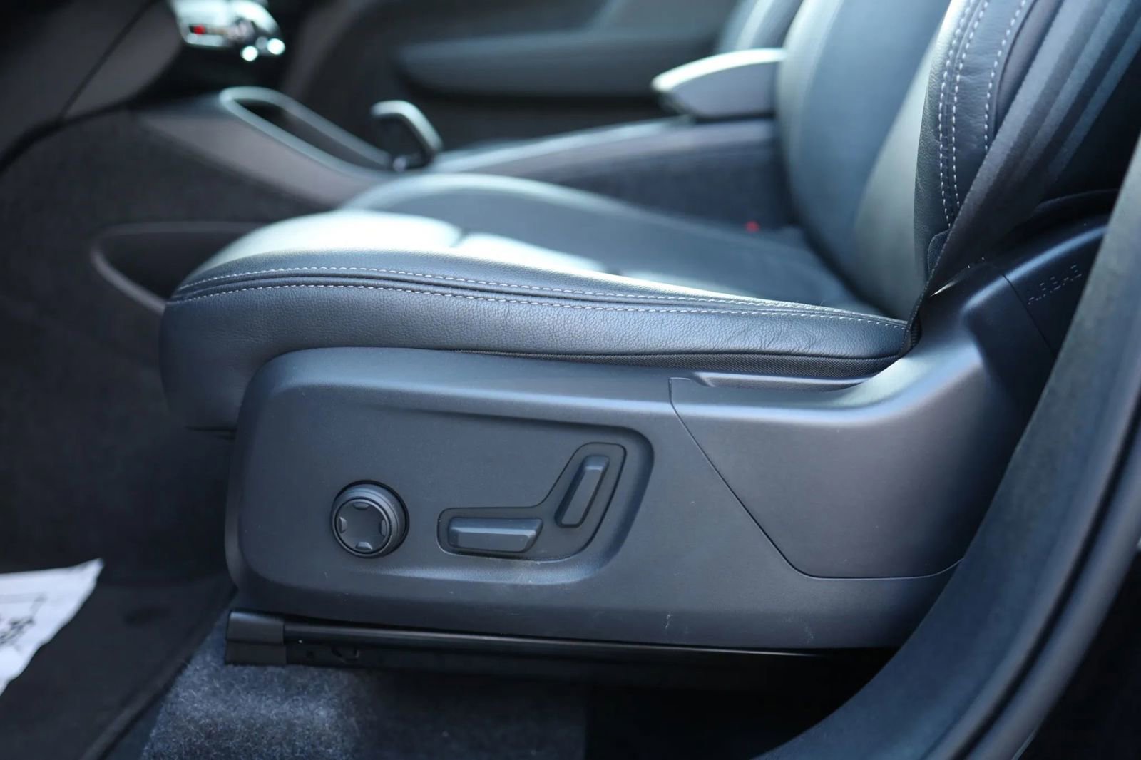 Used 2025 Volvo XC40 B5 Core image 10