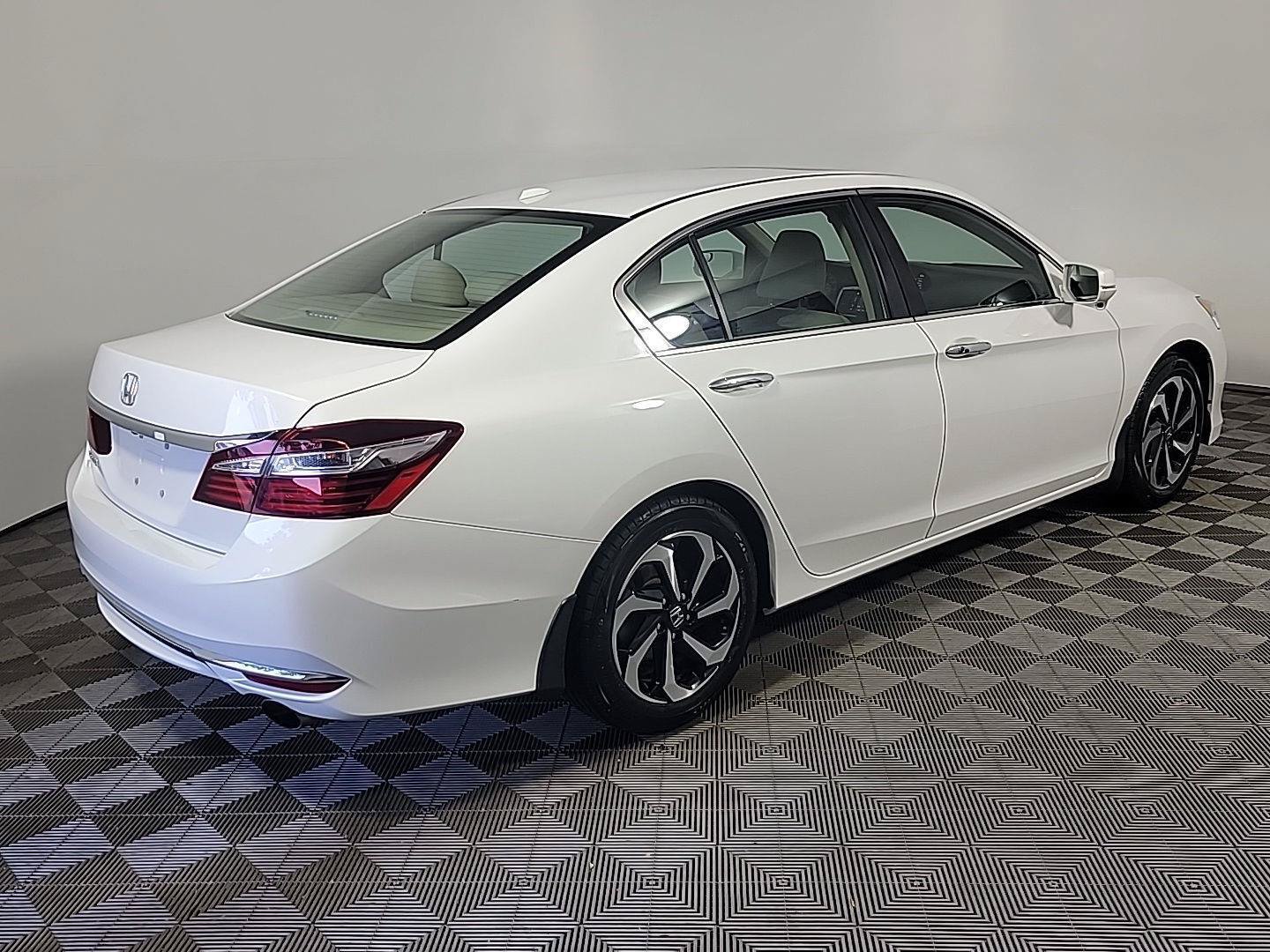 Certified 2017 Honda Accord EX image 4